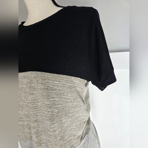 Two Two Win Colorblock Knot-Front Short Sleeve Top - Black & Gray Sz M - Picture 4 of 9